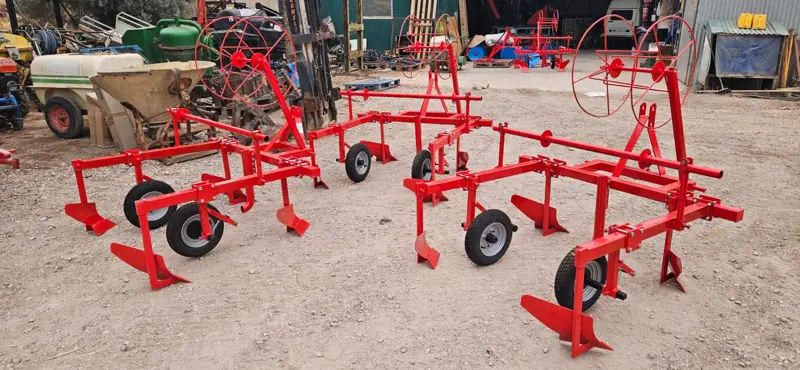 Acolchadoras plastificadoras rojas con el rodillo para la bobina de plástico