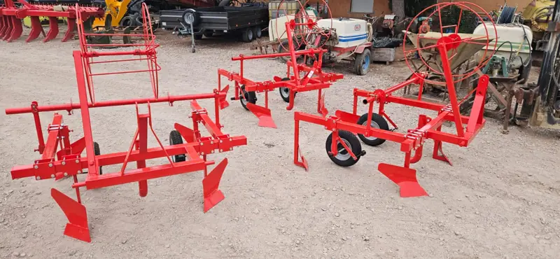 Tres acolchadoras plastificadoras rojas en la explanada