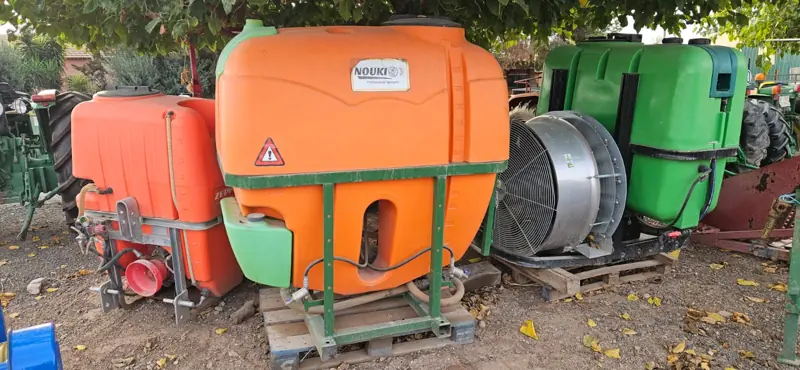 Atomizadores naranja y verde y una cuba de fumigar