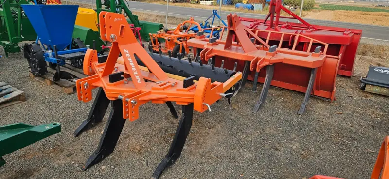 Cultivador naranja con rodillo