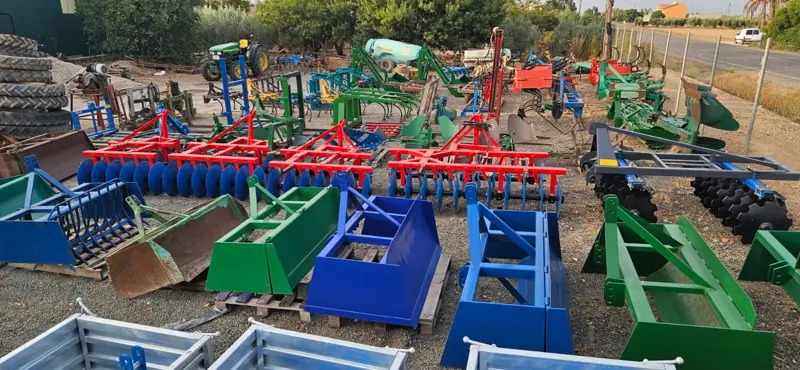 Gradas de discos rojas y cajones de tractor