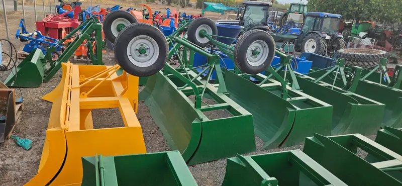Traílla amarilla y traíllas verdes