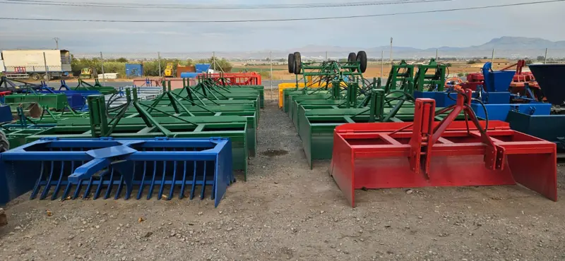 Traíllas verdes y rojas y un rastrillo azul
