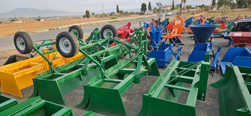 Traíllas verdes con ruedas en fila